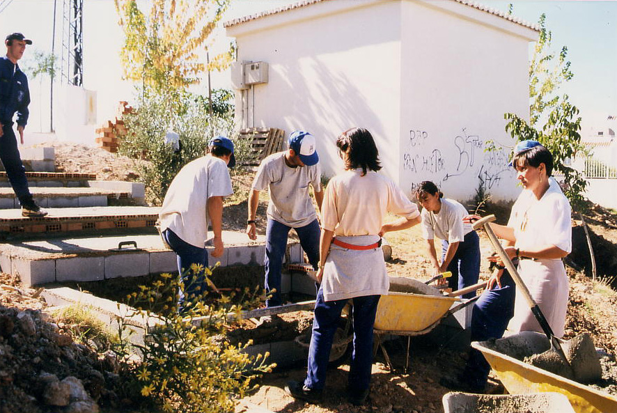 Imagen de C. del Moral y su alumnado del módulo de jardinería 2001